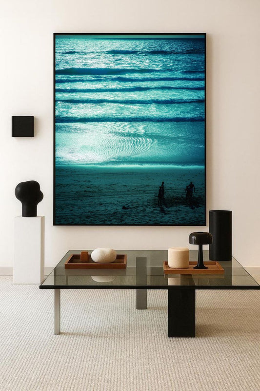 Photographie fine art Azur Dreams encadrée, silhouettes sur la plage et mer turquoise, mise en scène dans un salon contemporain.