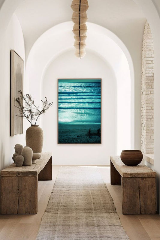 Photographie fine art Azur Dreams encadrée, scène de mer turquoise et silhouettes sur la plage, accrochée dans un couloir voûté au décor naturel.