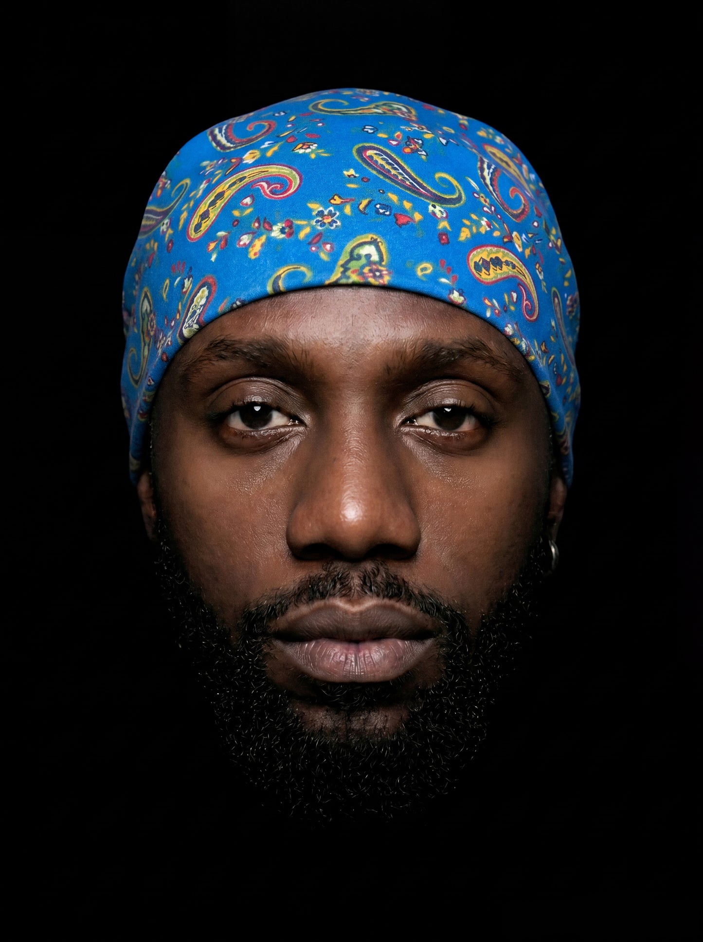 Bandana bleu multicolore en coton provençal, photographie produit SouldlroW sur fond noir.