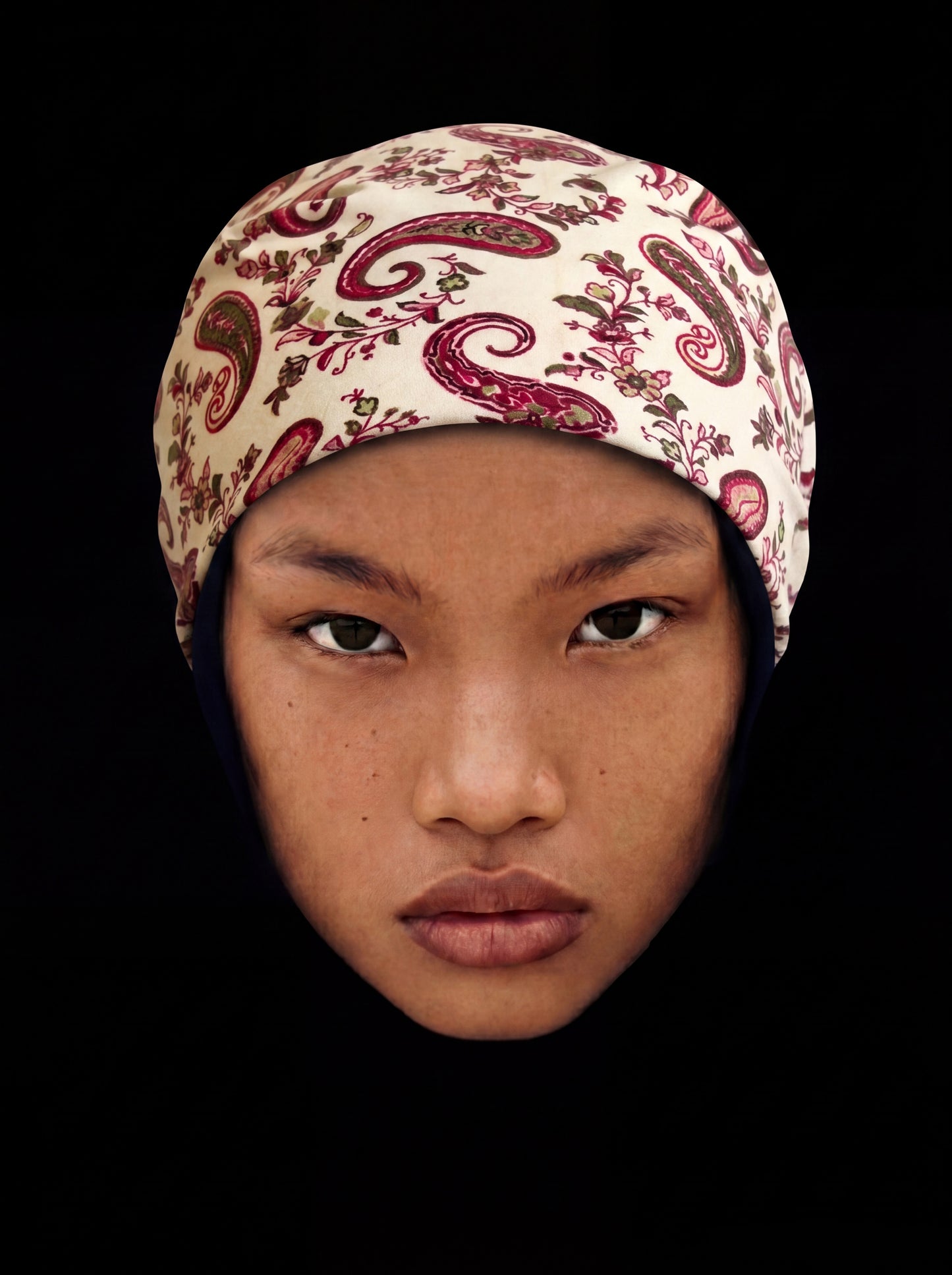 Bandana rose en coton provençal porté, photographie éditoriale SouldlroW sur fond noir.