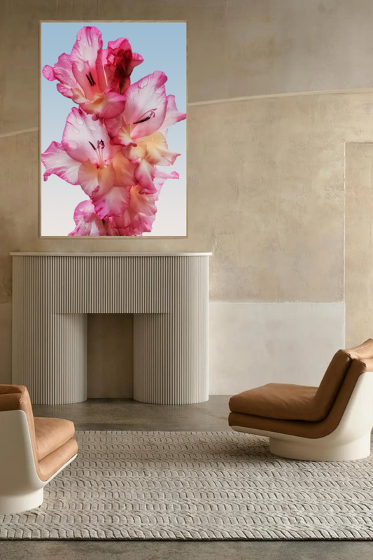 Photographie fine art Floral Dew encadrée en chêne, accrochée dans un salon moderne beige, décoration murale florale élégante.