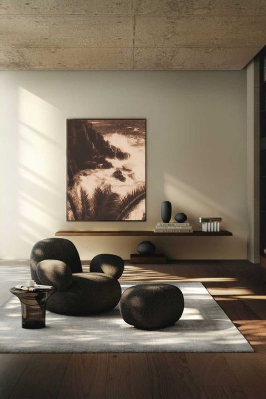 Photographie Savage Riviera encadrée, intégrée dans un salon moderne beige au design minimaliste.