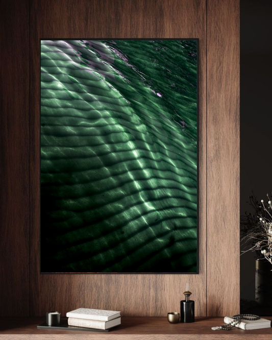 Œuvre “Emerald Drift” de Maxime Guengant exposée dans un intérieur en bois, montrant une texture verte ondulée aux reflets naturels