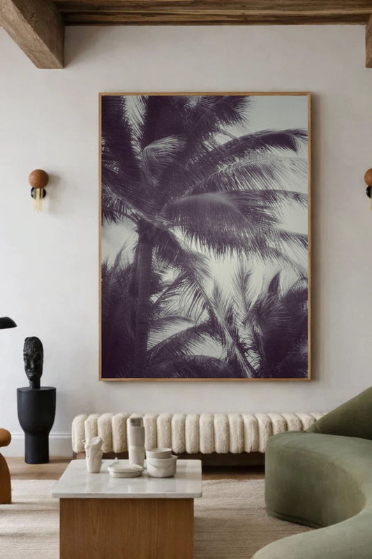 Tirage d’art “Tropical Breath” de Maxime Guengant accroché dans un salon moderne aux tons naturels, représentant des palmiers en mouvement dans une ambiance tropicale et minimaliste