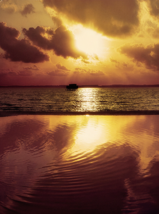 Photographie Fine Art d’un coucher de soleil doré sur l’océan, lumière lente et reflets sur l’eau, œuvre poétique SouldlroW.