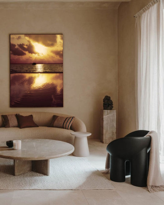 Photographie fine art “When the Light Slows Down” encadrée dans un salon moderne, tons neutres et décoration contemporaine.