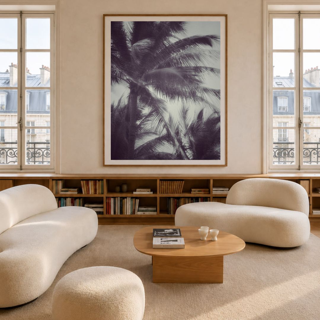 Photographie Fine Art de Joshua Tree encadrée dans un cadre en chêne, suspendue au‑dessus d’une baignoire dans une salle de bain élégante, apportant une touche naturelle et apaisante à la décoration intérieure.