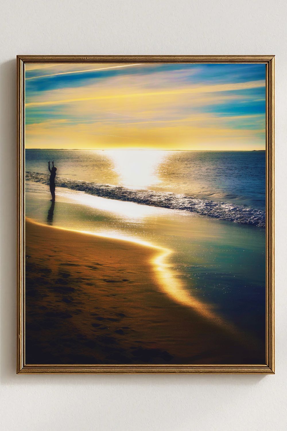 Tirage photo fine art coucher de soleil à Biscarrosse Plage avec silhouette d’enfant sur sable humide