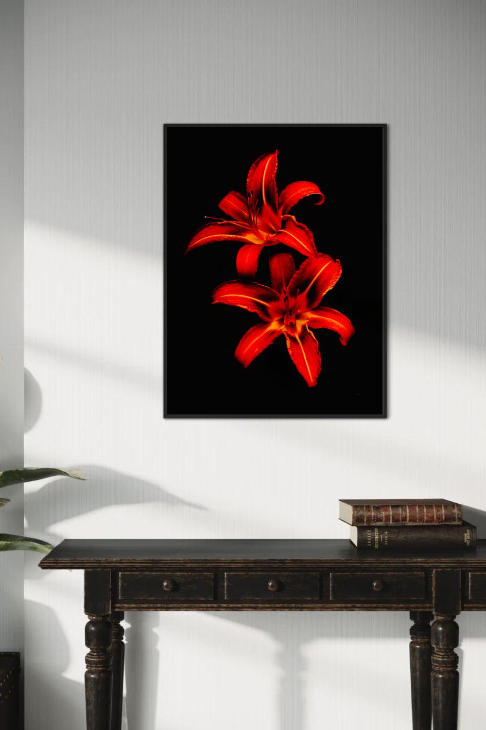 Tirage photo fine art de deux lys rouges sur fond noir, contraste floral intense 