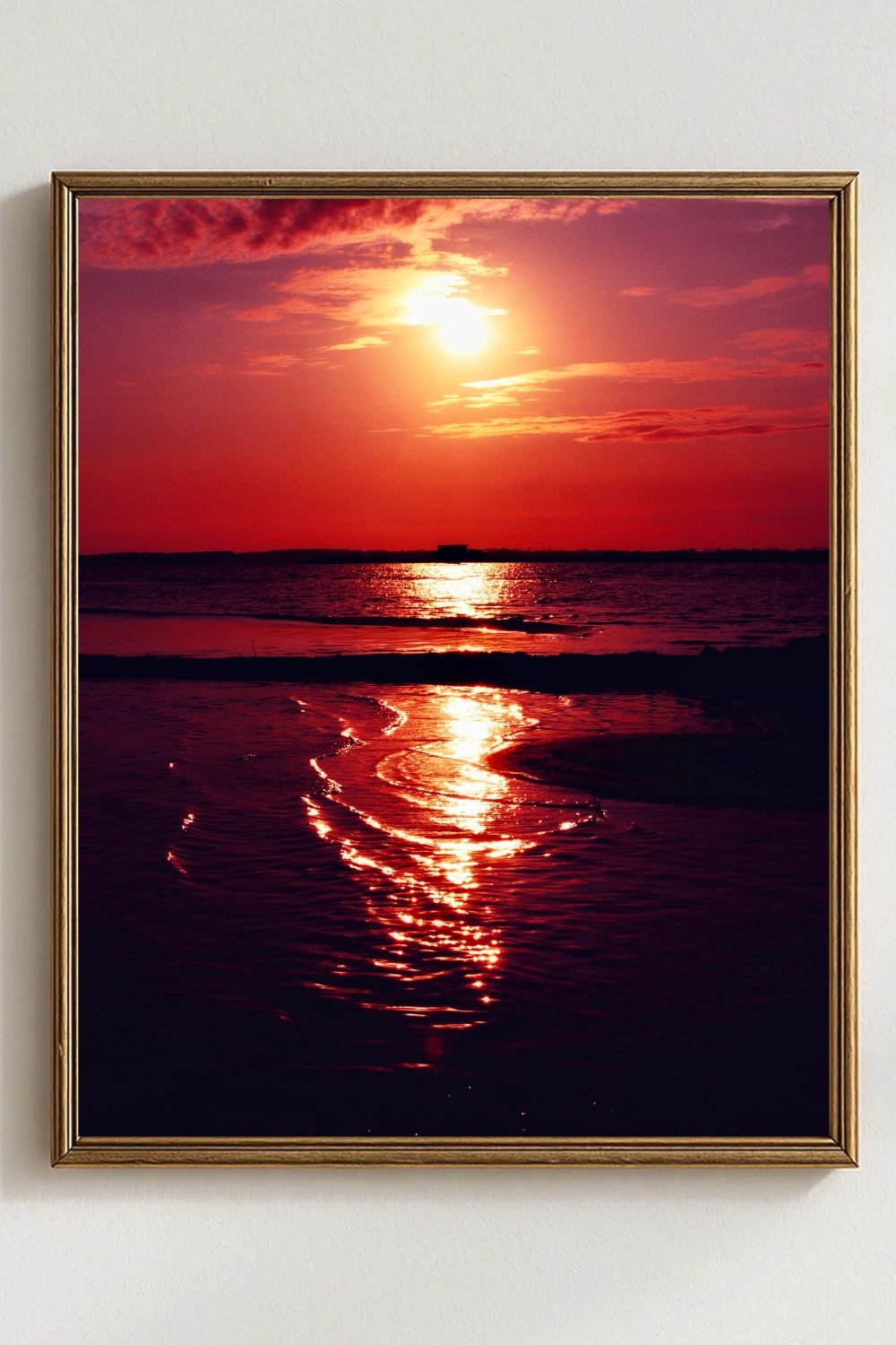 Tirage photo fine art coucher de soleil rouge au lac de Sanguinet avec reflets sur l'eau et cabane sur pilotis en silhouette