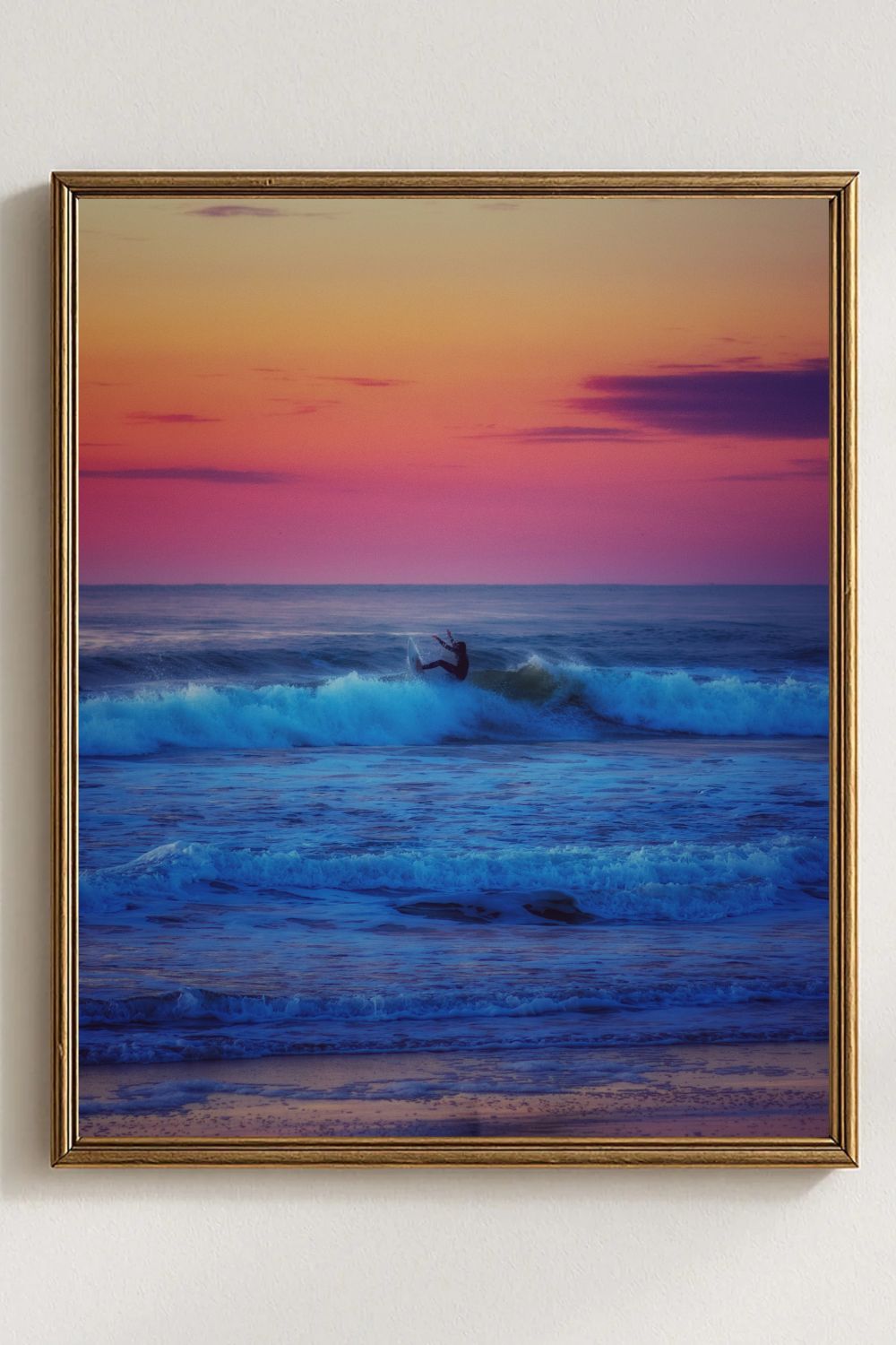 Tirage photo fine art coucher de soleil à Biscarrosse Plage avec surfeur en action sur vagues colorées