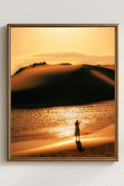 Tirage photo fine art coucher de soleil sur les dunes au Courant d’Huchet avec silhouette d'une femme et reflets dorés sur l’eau 