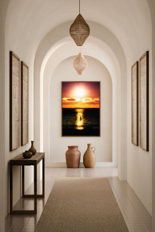 Tirage photo fine art coucher de soleil au lac de Sanguinet avec deux silhouettes dans l’eau et reflets doré