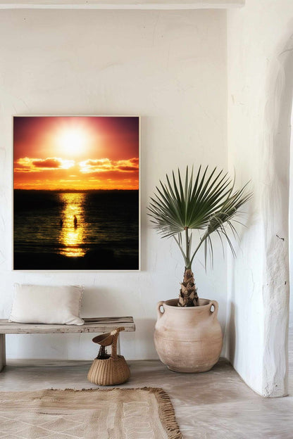 Tirage photo fine art coucher de soleil au lac de Sanguinet avec deux silhouettes dans l’eau et reflets doré