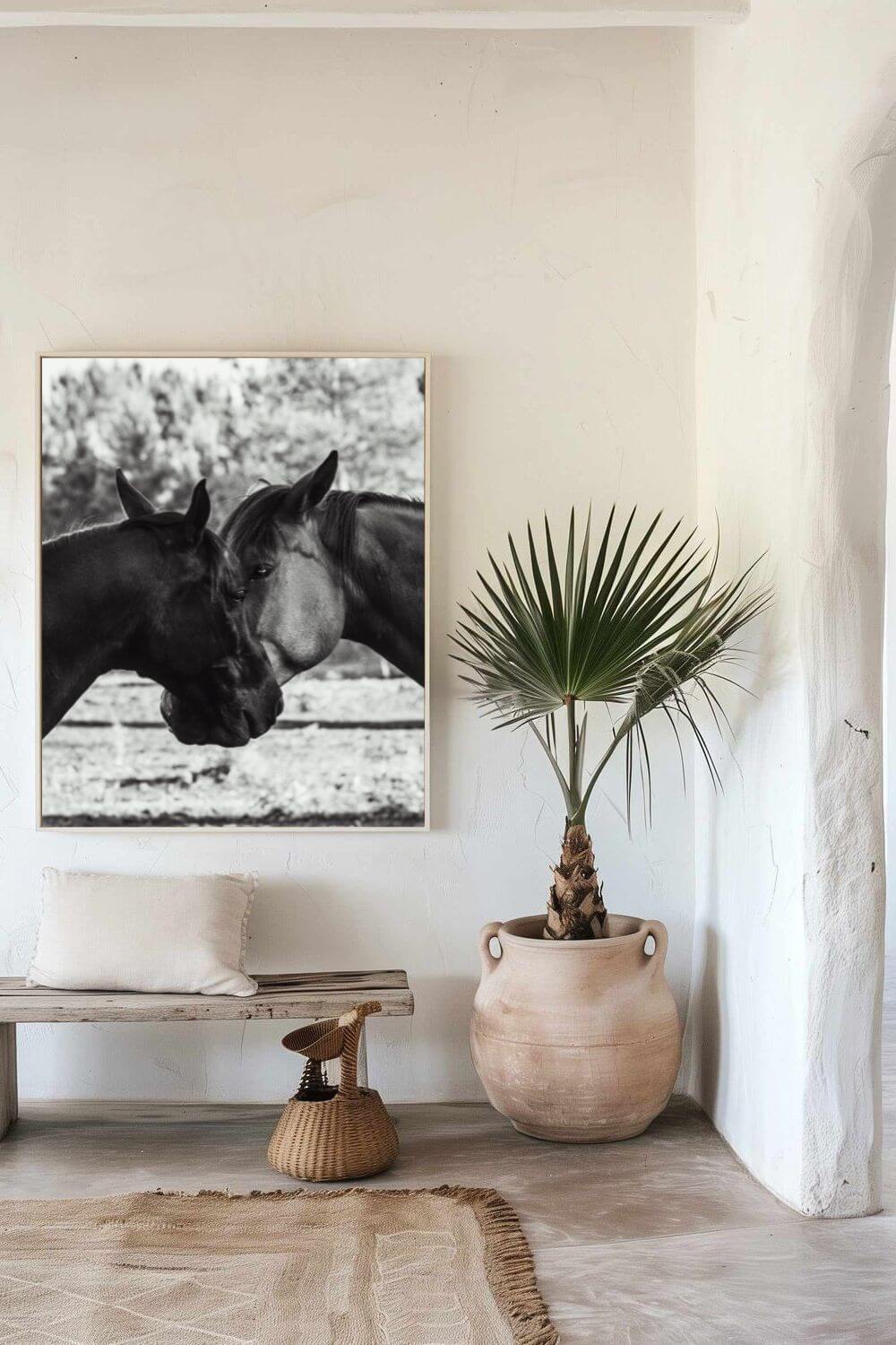 Tirage photo fine art noir et blanc de deux chevaux en symétrie, têtes rapprochée