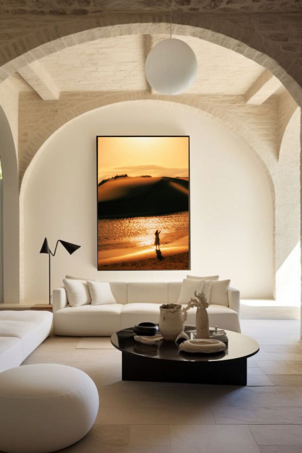 Tirage photo fine art coucher de soleil sur les dunes au Courant d’Huchet avec silhouette d'une femme et reflets dorés sur l’eau 