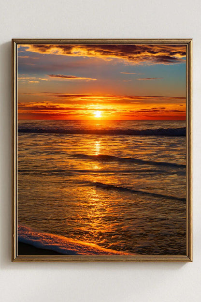 Tirage photo fine art coucher de soleil sur l’océan avec reflets dorés et ciel nuageux