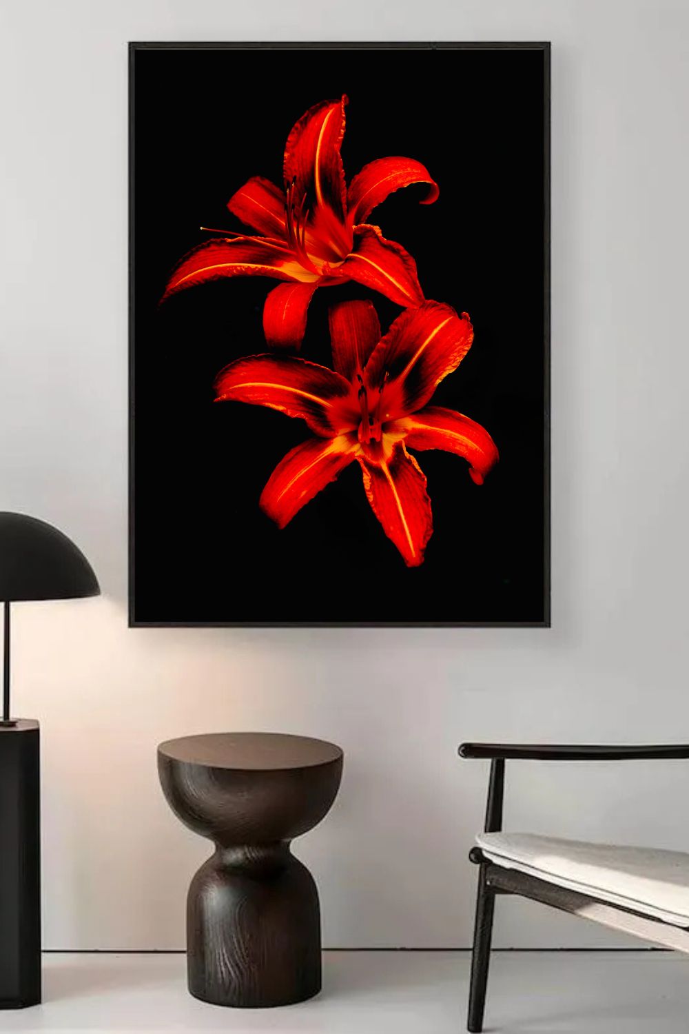 Tirage photo fine art de deux lys rouges sur fond noir, contraste floral intense 
