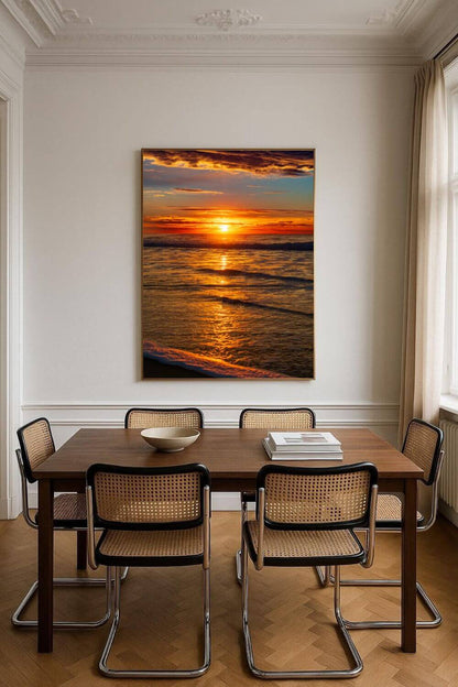 Tirage photo fine art coucher de soleil sur l’océan avec reflets dorés et ciel nuageux