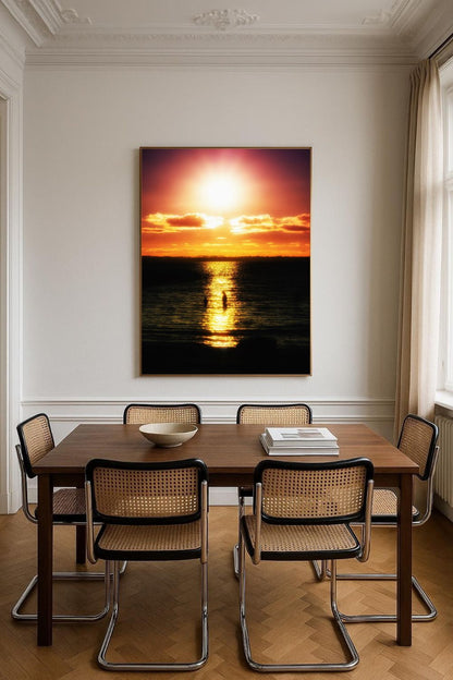 Tirage photo fine art coucher de soleil au lac de Sanguinet avec deux silhouettes dans l’eau et reflets doré