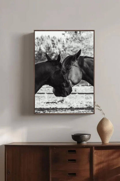 Tirage photo fine art noir et blanc de deux chevaux en symétrie, têtes rapprochée