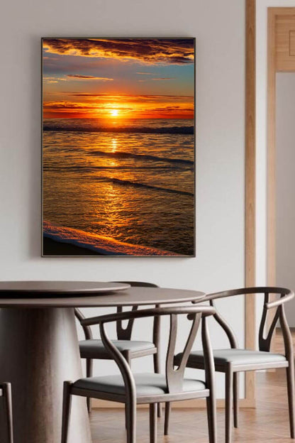 Tirage photo fine art coucher de soleil sur l’océan avec reflets dorés et ciel nuageux