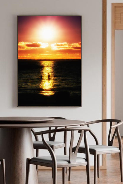 Tirage photo fine art coucher de soleil au lac de Sanguinet avec deux silhouettes dans l’eau et reflets doré