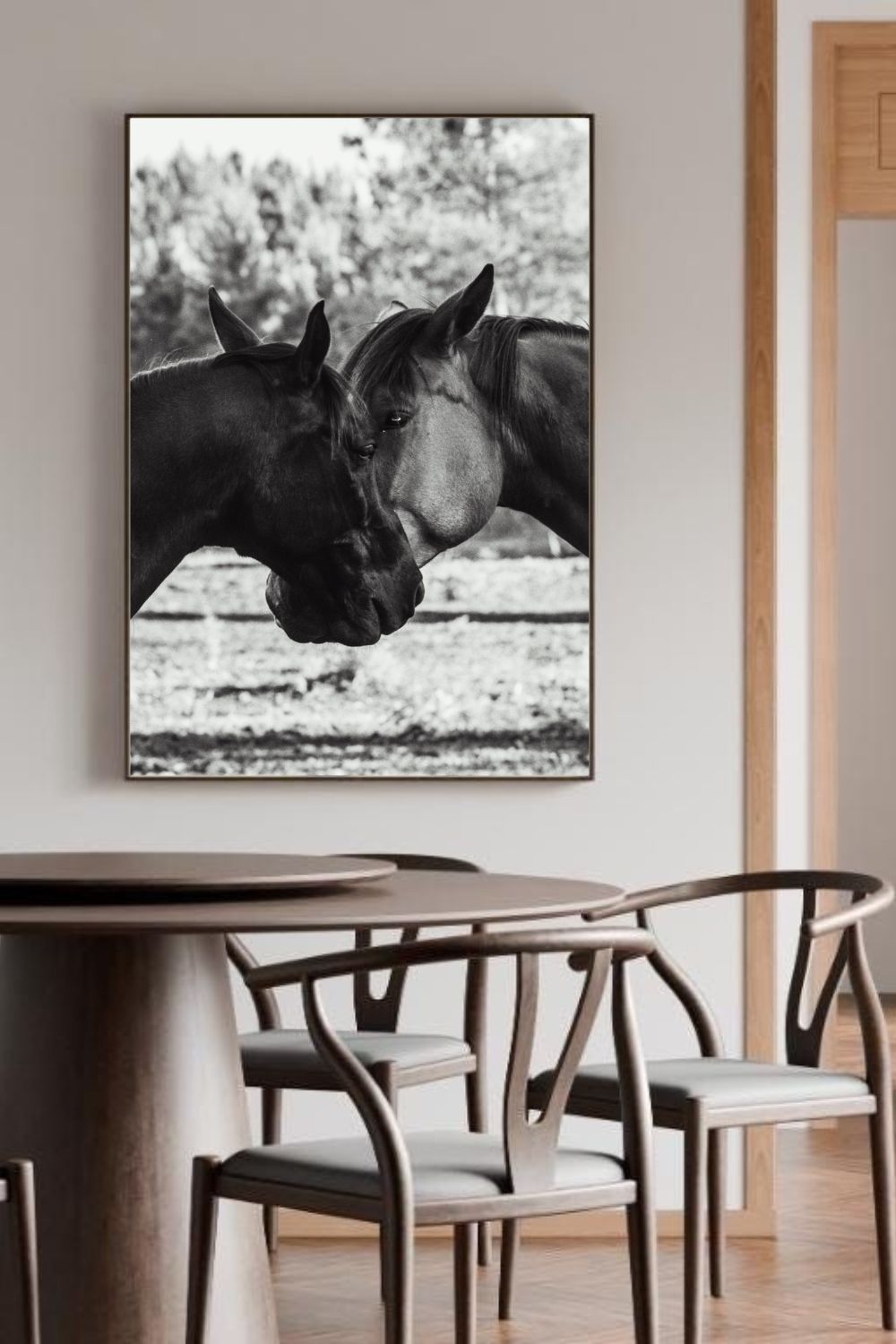 Tirage photo fine art noir et blanc de deux chevaux en symétrie, têtes rapprochée