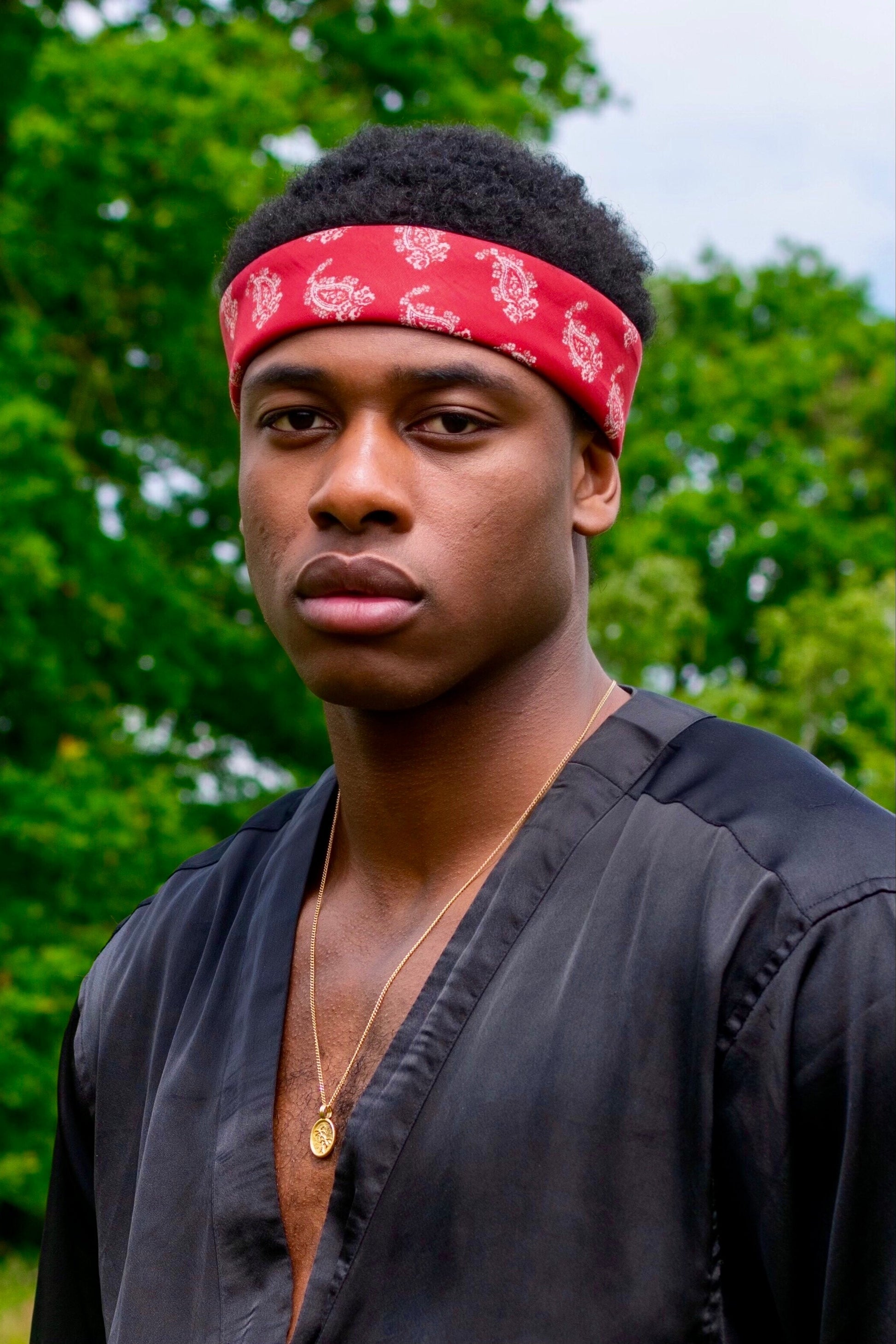 homme noir porte un bandana rouge paisley coton Valrôme made in France motif provencaux