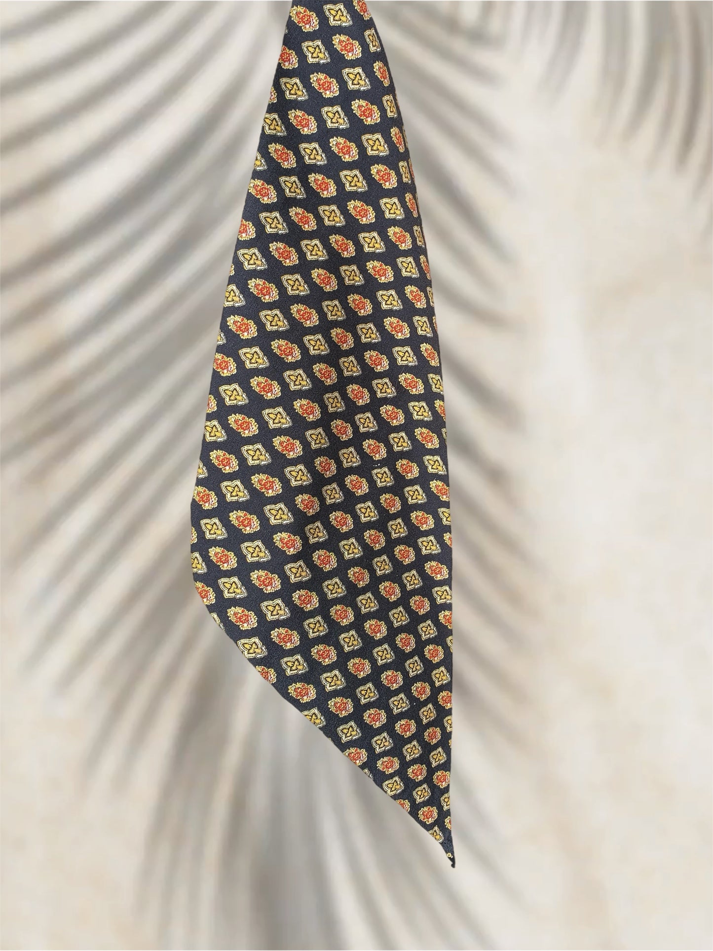 Bandana Indiennes Noir - Made in France, en tissu Valdrôme, motifs floraux noir, rouge et doré.