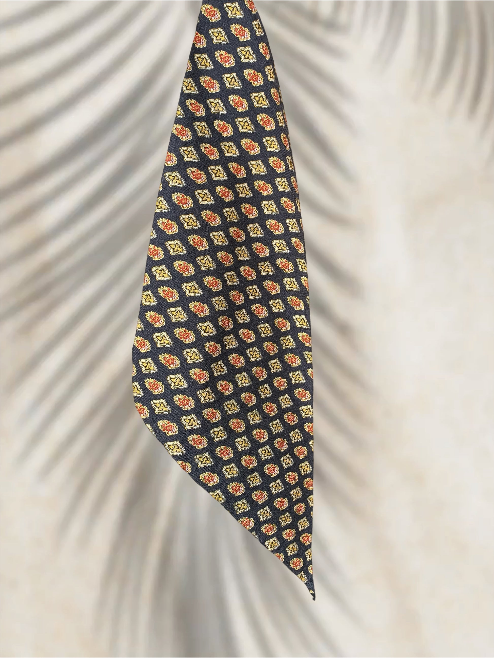 Bandana Indiennes Noir - Made in France, en tissu Valdrôme, motifs floraux noir, rouge et doré.