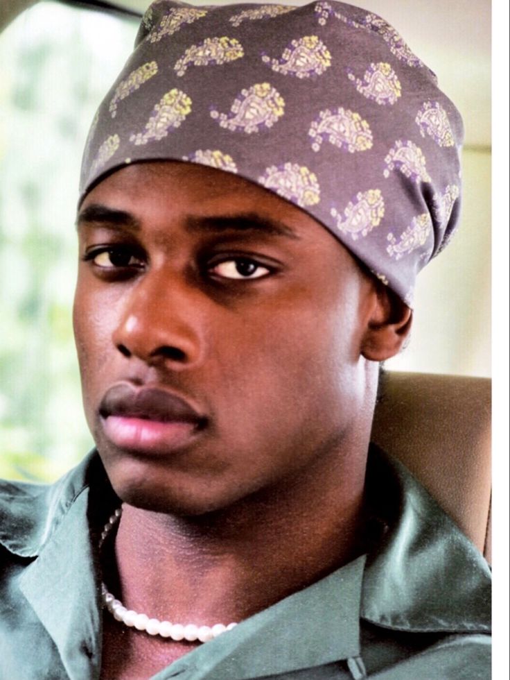 homme noir porte un bandana gris paisley coton Valrôme made in France motif provencaux