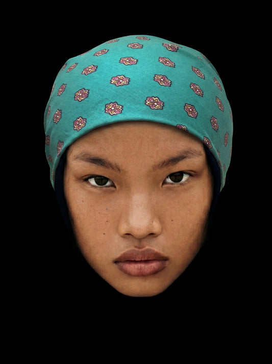 Bandana en coton turquoise avec médaillon, style élégant, porté ou posé, par Ma boutique.