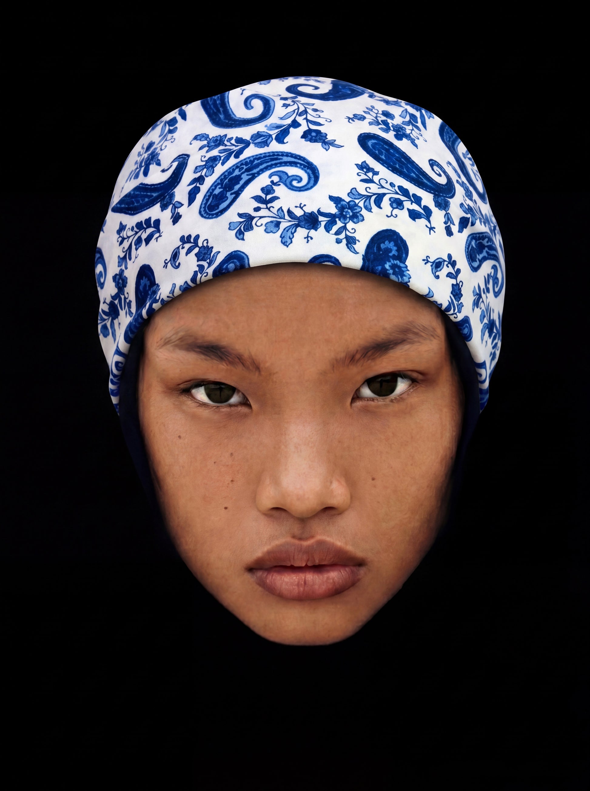 Bandana blanc et bleu en coton provençal, photographie produit SouldlroW sur fond noir.