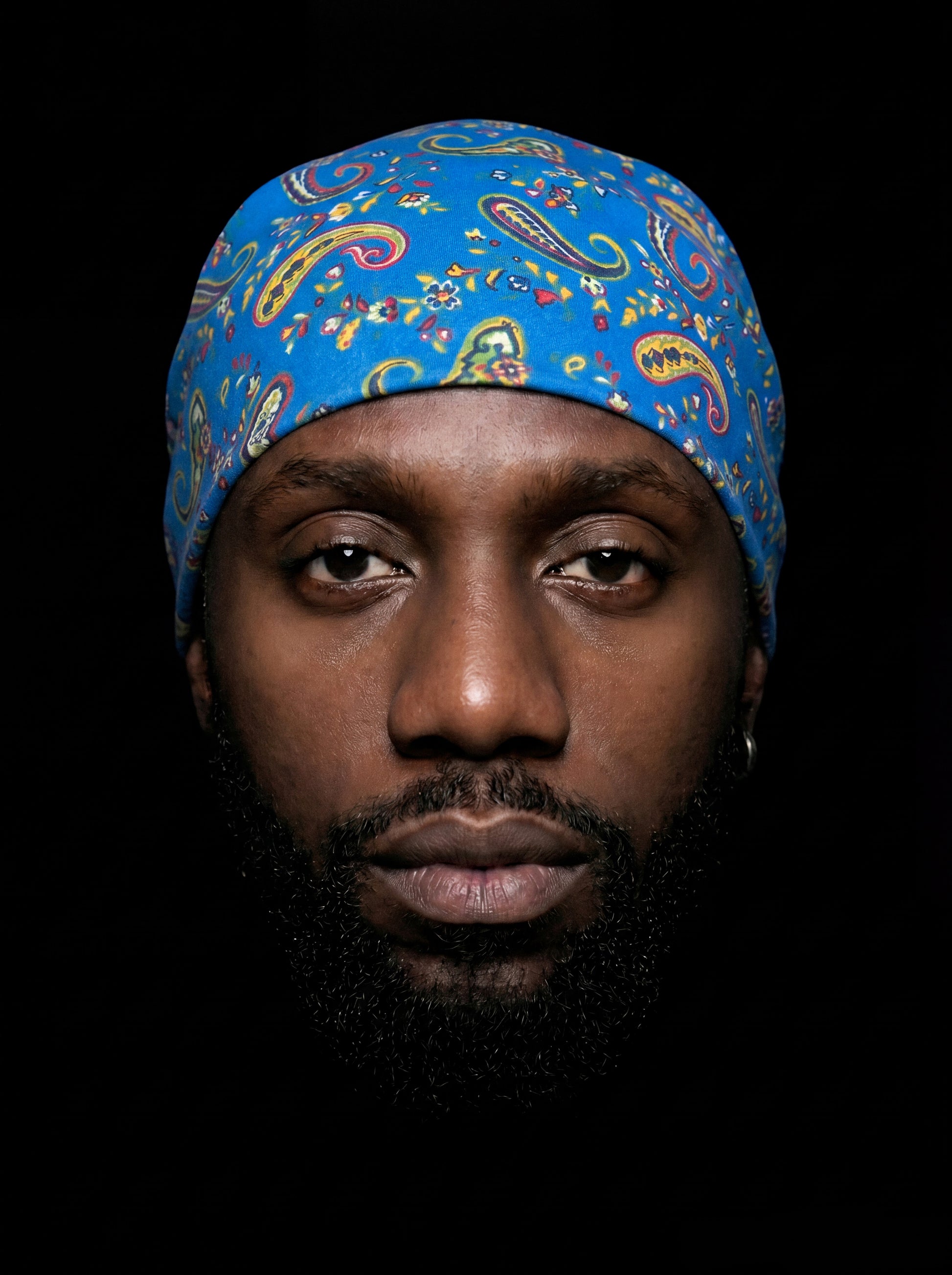 Bandana bleu multicolore en coton provençal, photographie produit SouldlroW sur fond noir.