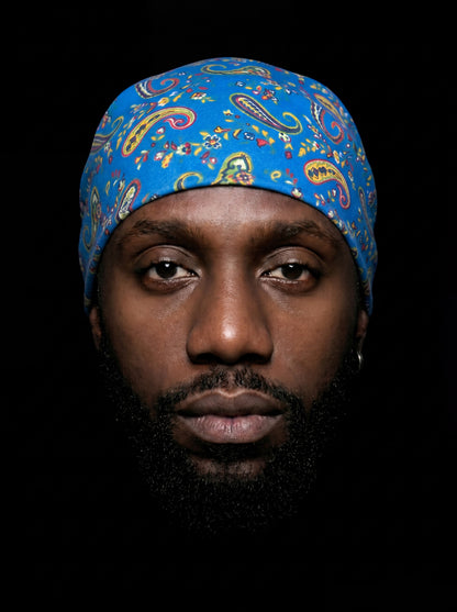 Bandana bleu multicolore en coton provençal, photographie produit SouldlroW sur fond noir.