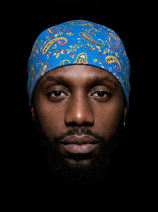 Bandana bleu multicolore en coton provençal, photographie produit SouldlroW sur fond noir.