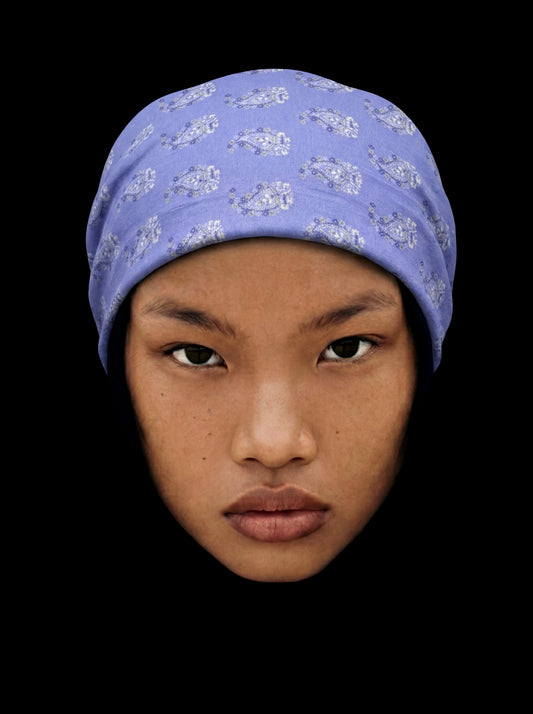 Bandana violet à motif paisley en coton, accessoire de mode coloré et tendance, porté ou posé sur une surface.