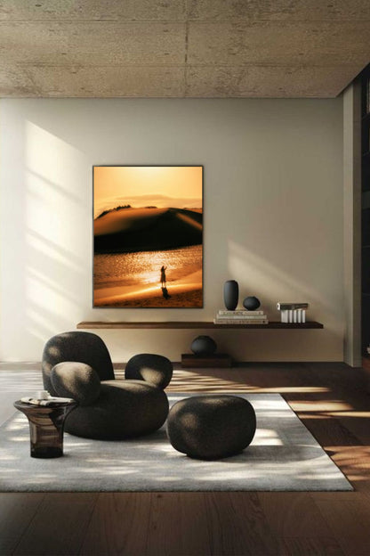 Tirage photo fine art coucher de soleil sur les dunes au Courant d’Huchet avec silhouette d'une femme et reflets dorés sur l’eau 