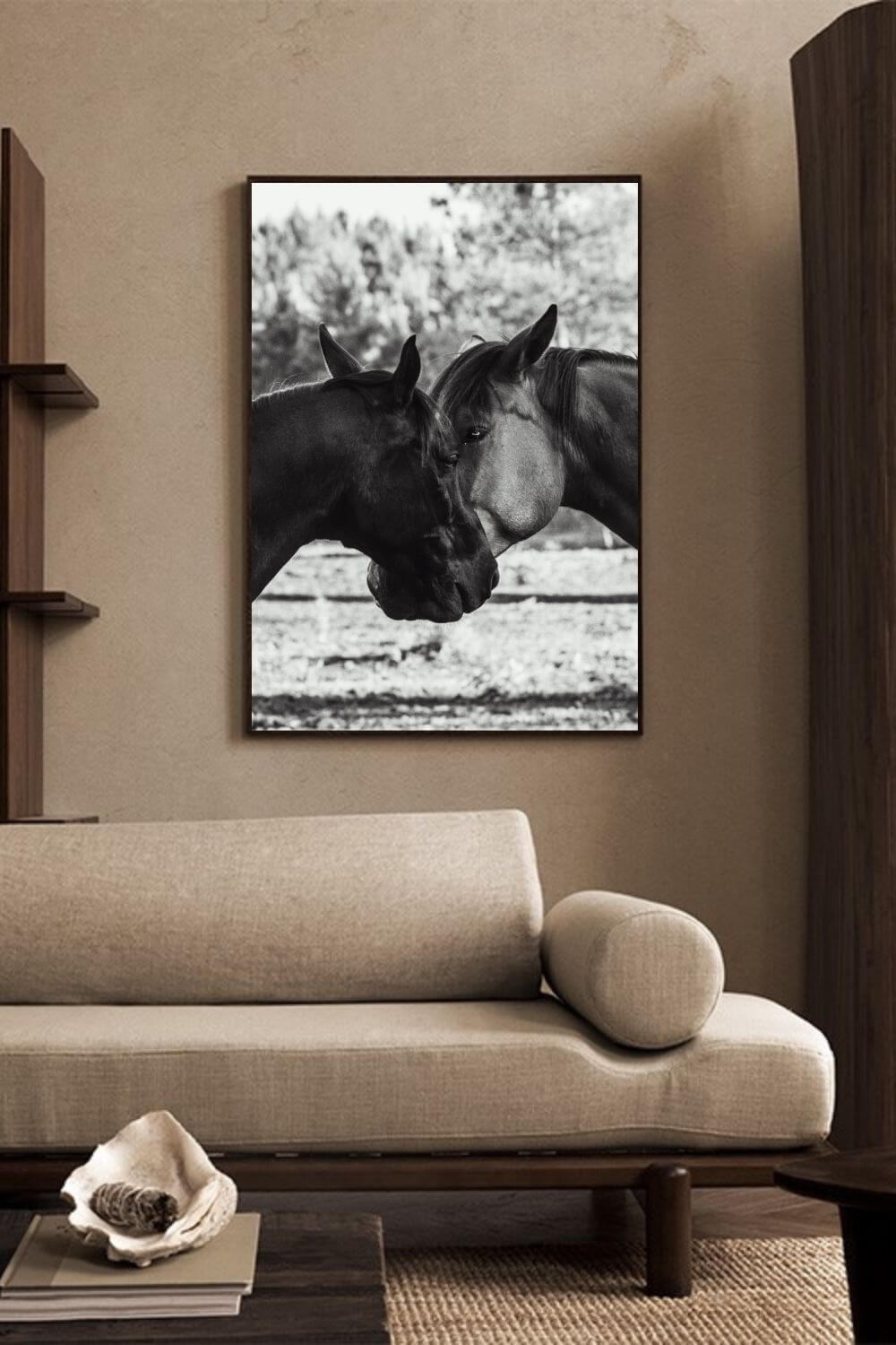 Tirage de chevaux en noir et blanc encadré, accroché dans un salon moderne beige avec canapé arrondi.