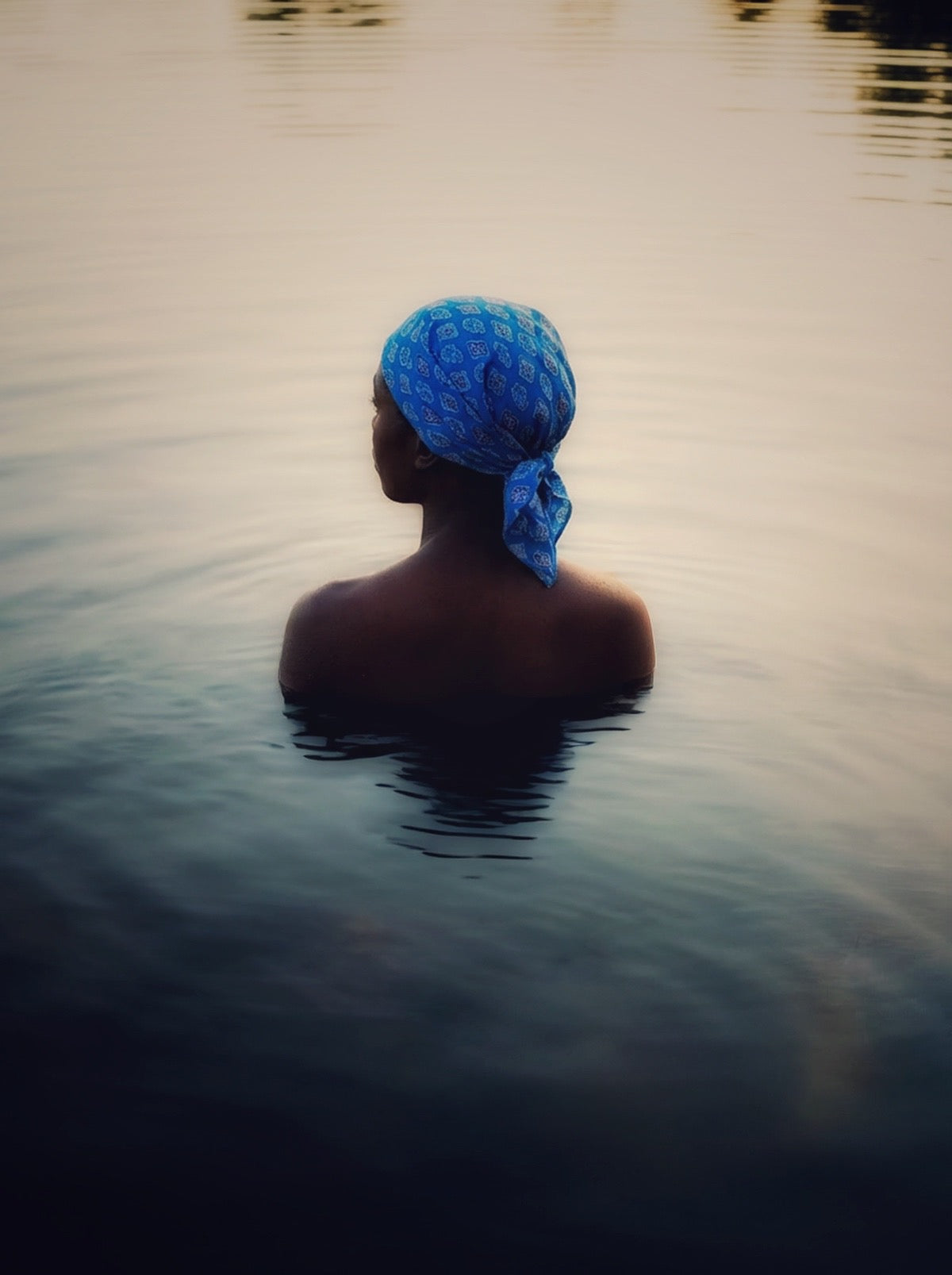 femme dans l'eau portant un bandana bleu valdrôme