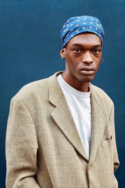 homme africain porte un bandana bleu coton Valrôme made in France motif provencaux 