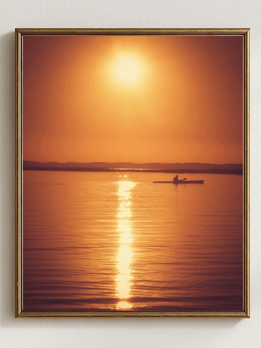 Tirage photo fine art coucher de soleil au lac de Sanguinet avec kayakiste silhouette sur eau dorée