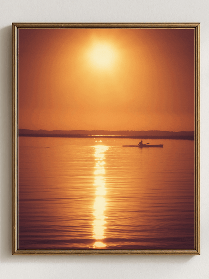 Tirage photo fine art coucher de soleil au lac de Sanguinet avec kayakiste silhouette sur eau dorée