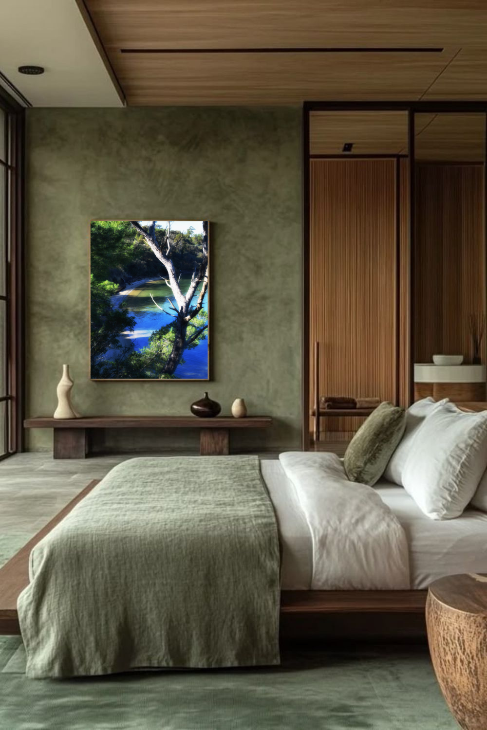 Photographie Coastal Refuge encadrée dans une chambre en bois naturel, scène de crique méditerranéenne et forêt littorale.