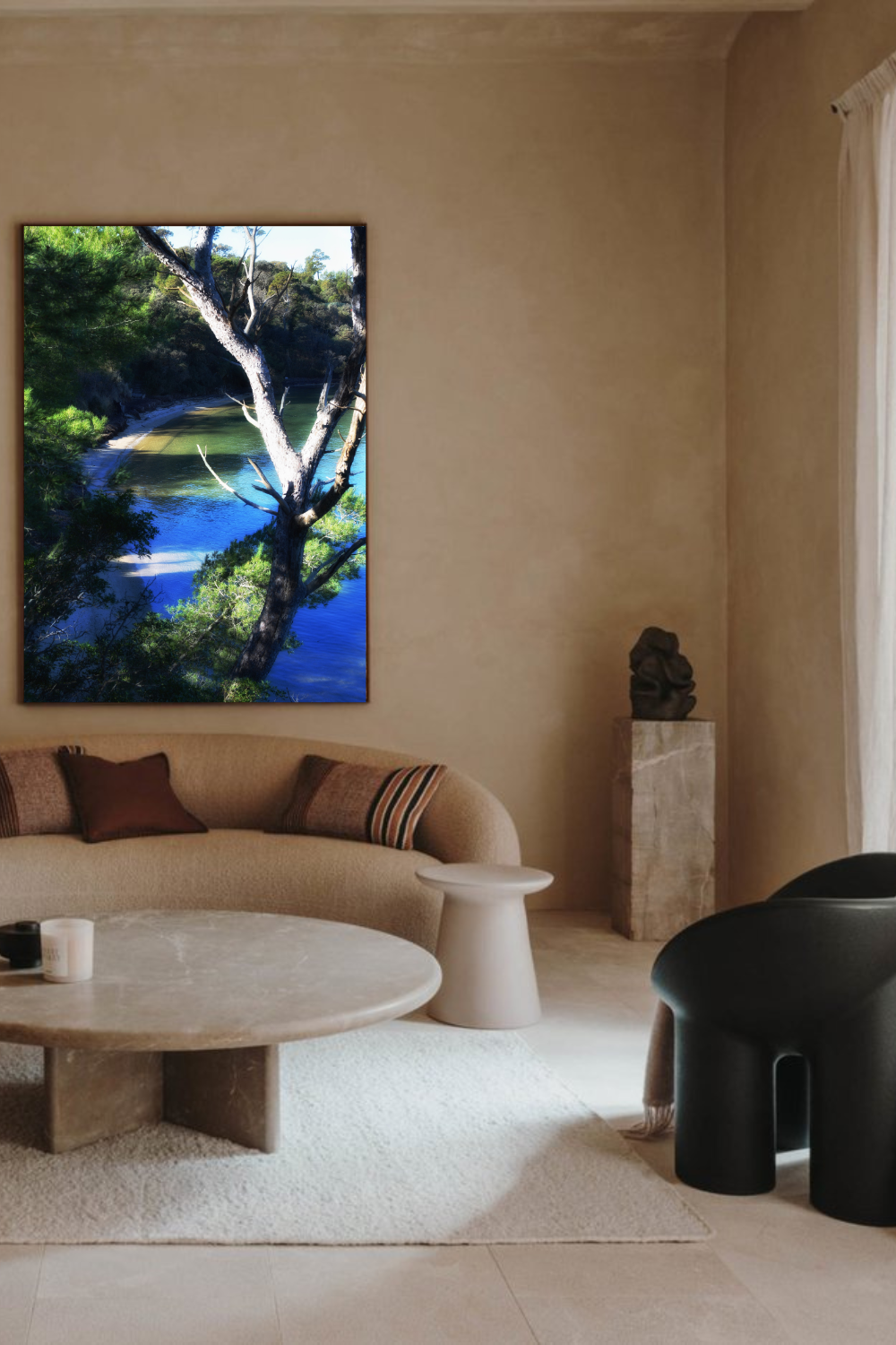 Photographie fine art Coastal Refuge encadrée, accrochée dans un salon moderne beige, paysage côtier apaisant