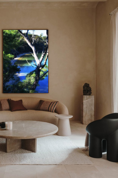 Photographie fine art Coastal Refuge encadrée, accrochée dans un salon moderne beige, paysage côtier apaisant