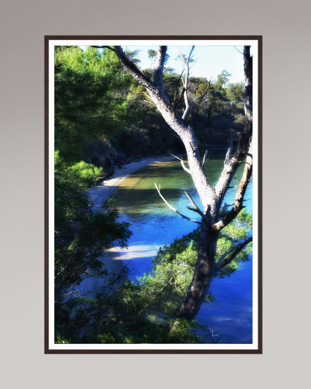 Grand tirage d’art encadré Coastal Refuge, format 100×150 cm, paysage côtier apaisant avec eau turquoise et végétation