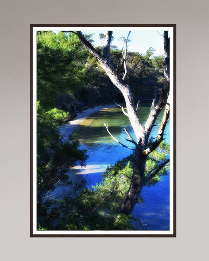 Grand tirage d’art encadré Coastal Refuge, format 100×150 cm, paysage côtier apaisant avec eau turquoise et végétation