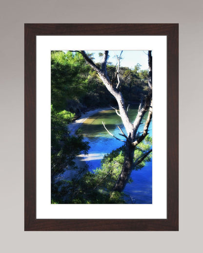 Photographie d’art encadrée Coastal Refuge, format 20×30 cm, paysage côtier calme avec eau turquoise et arbres.